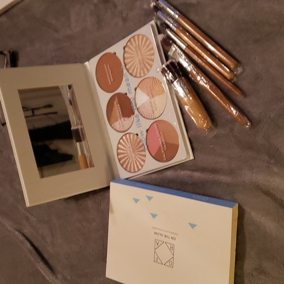 OFRA Other - On the Glow  OFRA PALETTE